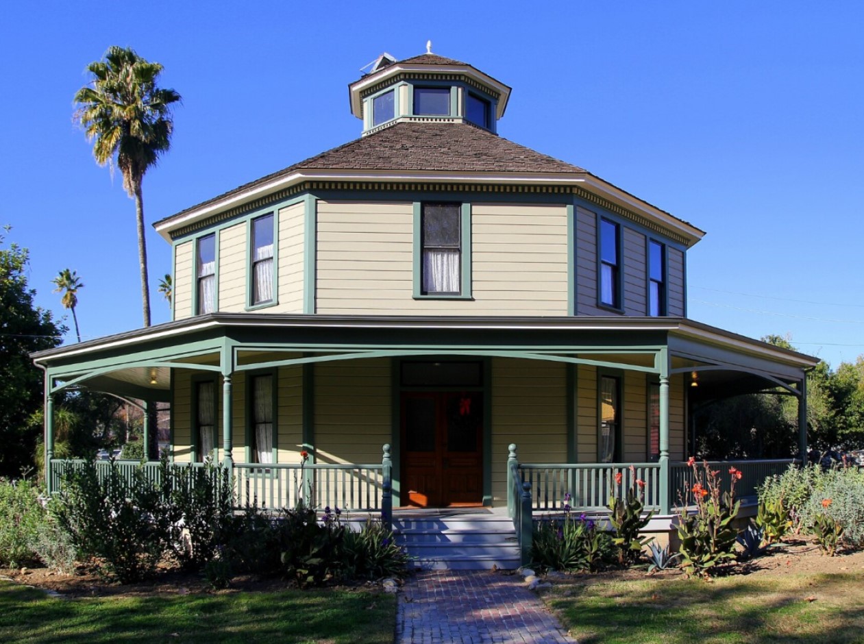 Octagon house (2024), slika 1